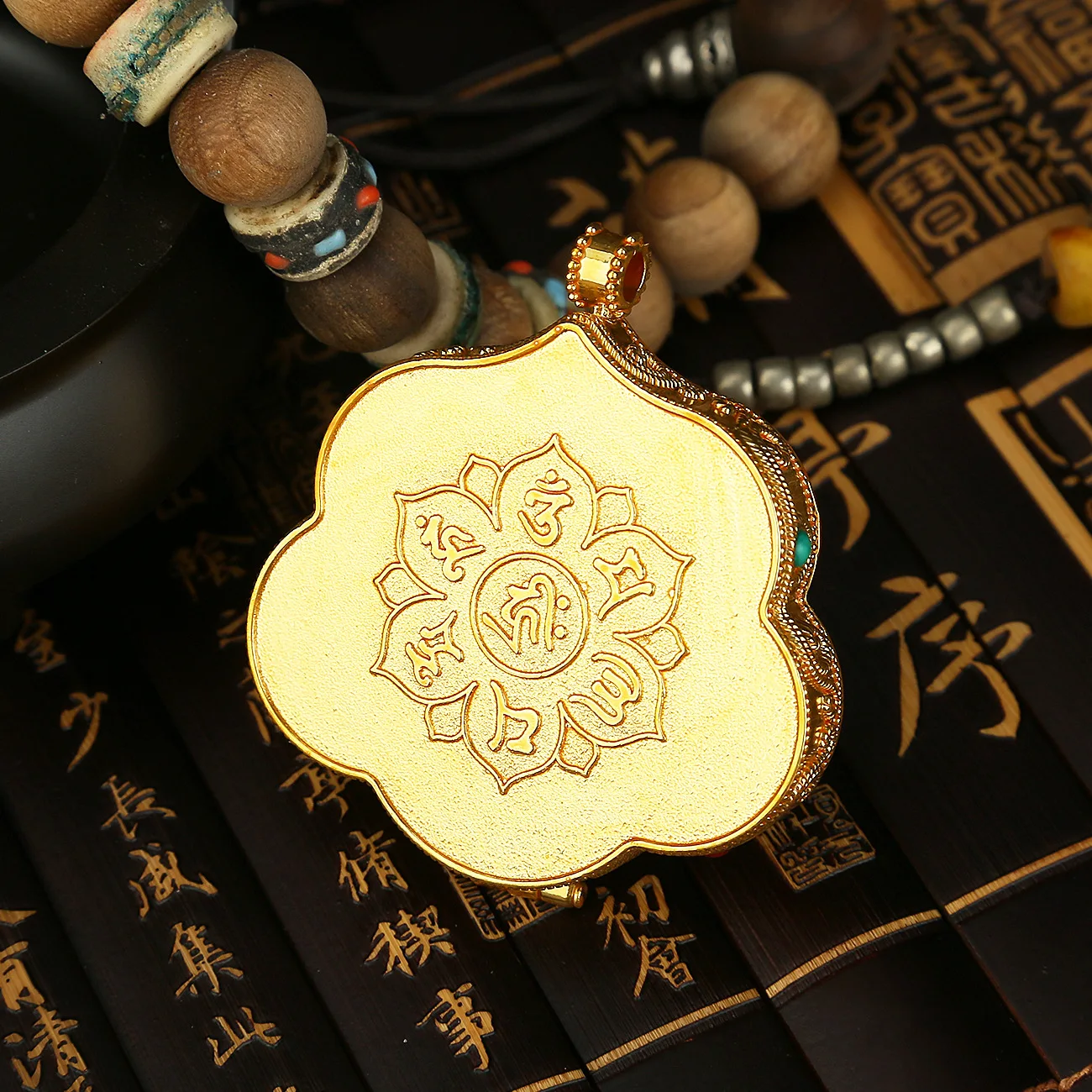 Large Gawu Box Nepalese Gawu Pendant Can Be Opened, and The Box Contains Aromatherapy Ruyi Pendant.