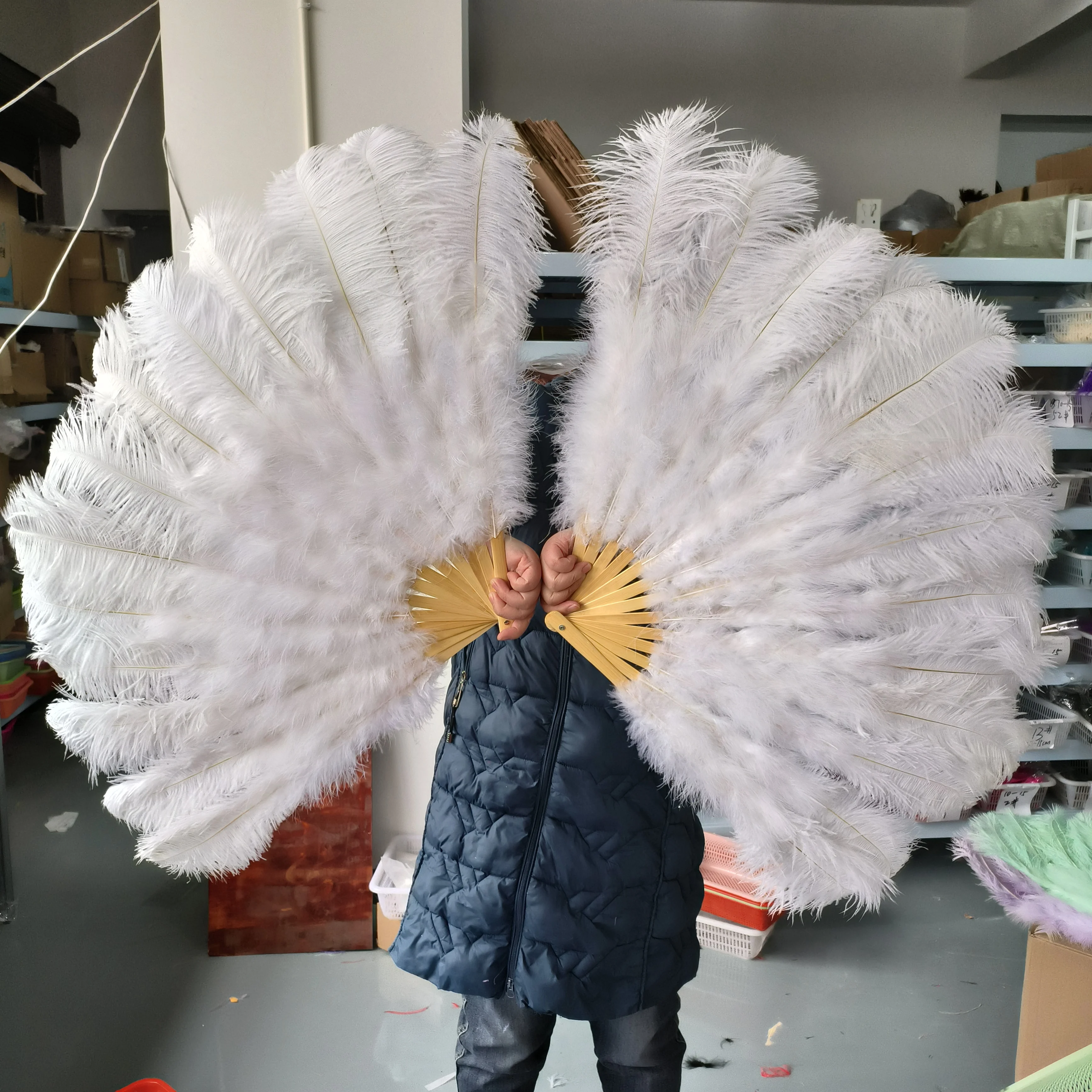 Wholesale 10PC White Ostrich Feathers Fans for Carnival Belly Dance Magic Show Stage Decoration Performance Props Customized