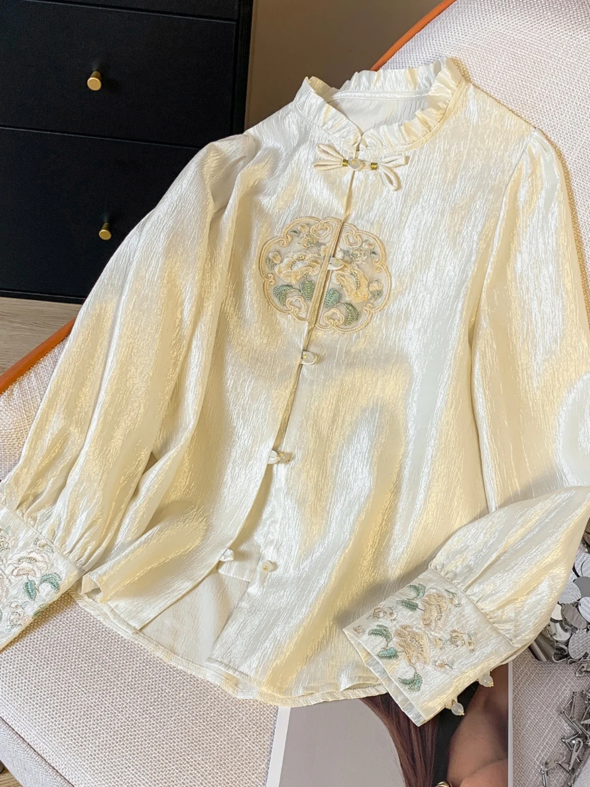 เสื้อผู้หญิงสไตล์จีนใหม่ ปักลาย  คอไม้  ลดอายุ  ใส่คู่กับกระโปรง  แฟชั่นทันสมัย