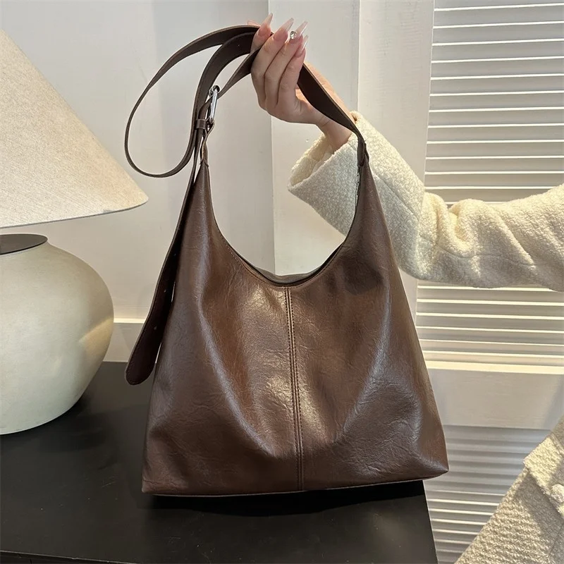 bolsa-de-ombro-casual-de-grande-capacidade-para-o-dia-a-dia-nova-popular-no-inverno-de-2026-em-cor-solida-simples-versatil-com-textura-sofisticada