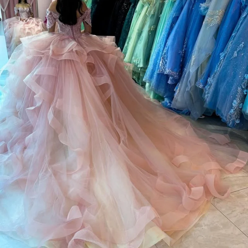 فساتين Quinceanera الوردية المخصصة قبالة الكتف تول كريستال زين الدانتيل كشكش فيستدو دي 15 Quinceanera #2