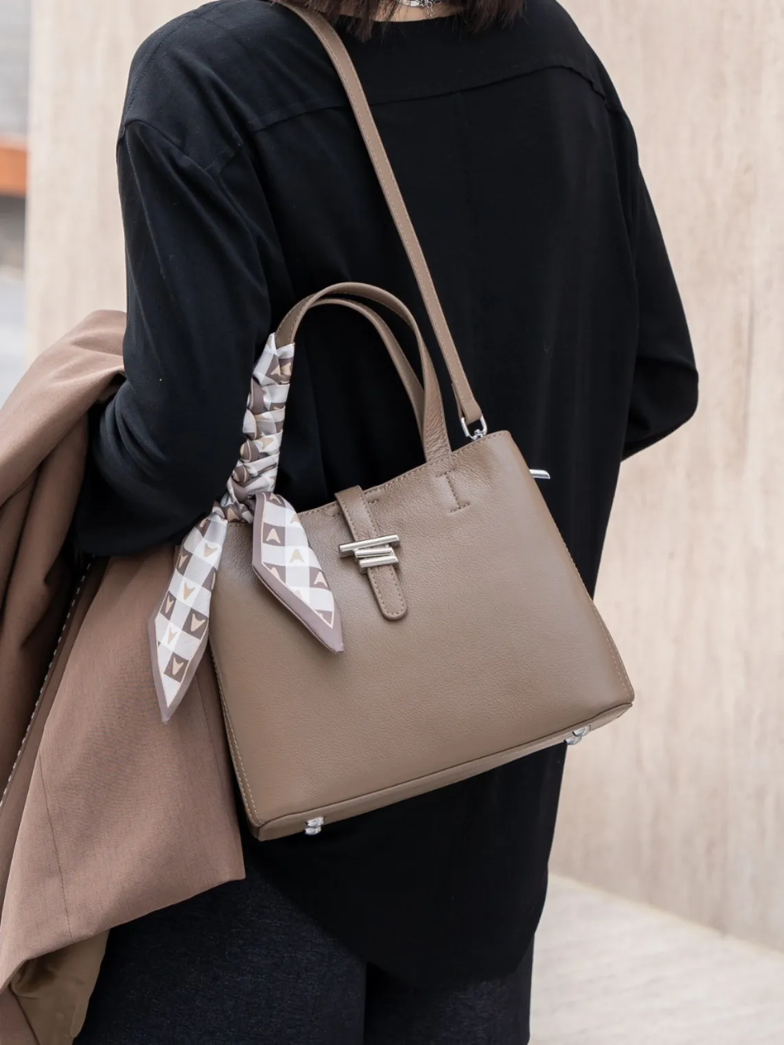 

Head Layer Cowhide Large Capacity Women's Bag 2026 New Simple High-quality Casual Leather Shoulder Bag Commuter Women's Bag