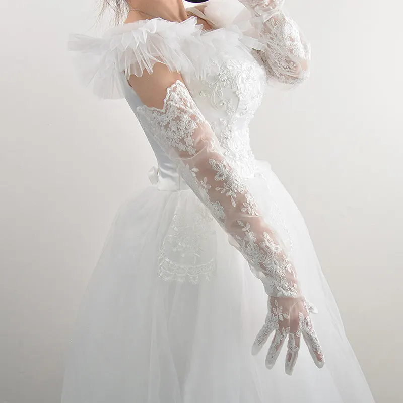 62 cm lange Spitzenhandschuhe aus Tüll-Mesh, halbtransparent, einfarbig weiß, mit Blumenmuster, modisch, für Abendveranstaltungen, Hochzeiten, Brautzeremonien, elegante Manschetten. – Detail 6