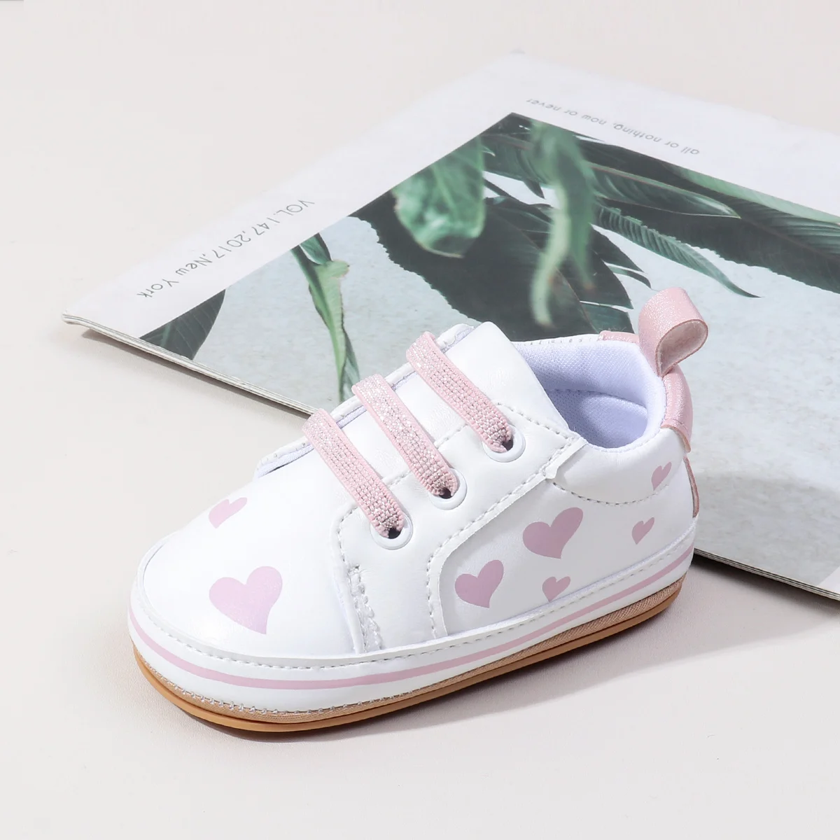 

Весна и осень 2024, повседневная спортивная обувь для малышей для первых прогулок для мальчиков и девочек с мягкой подошвой из ТПР в форме сердца BXC4238