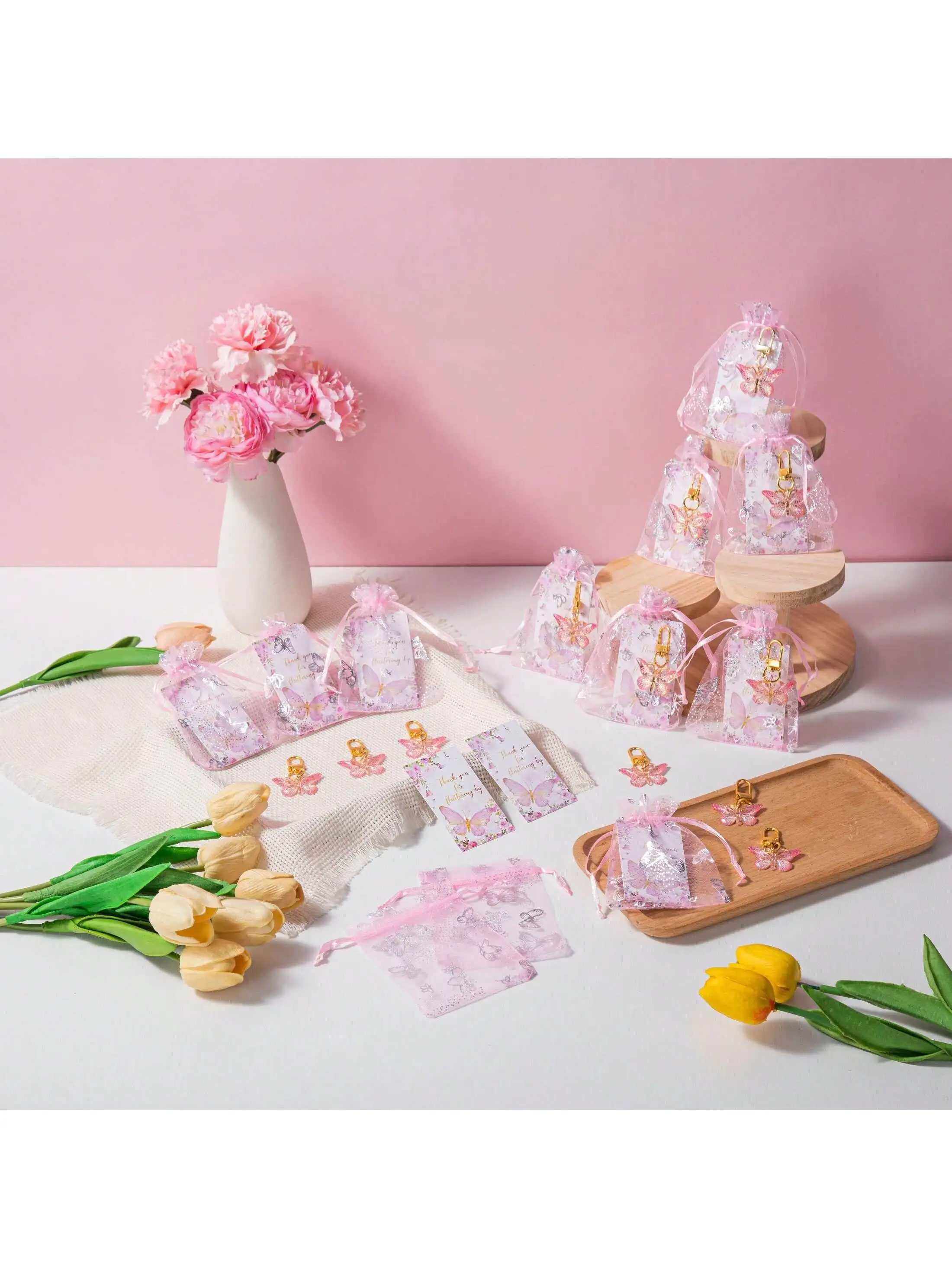 36 قطعة، مجموعة هدايا سلسلة مفاتيح على شكل فراشة، 12 قطعة من سلاسل المفاتيح الوردية الأكريليك، 12 قطعة بطاقات بنية و12 قطعة من أكياس الأورجانزا برباط، الجنس