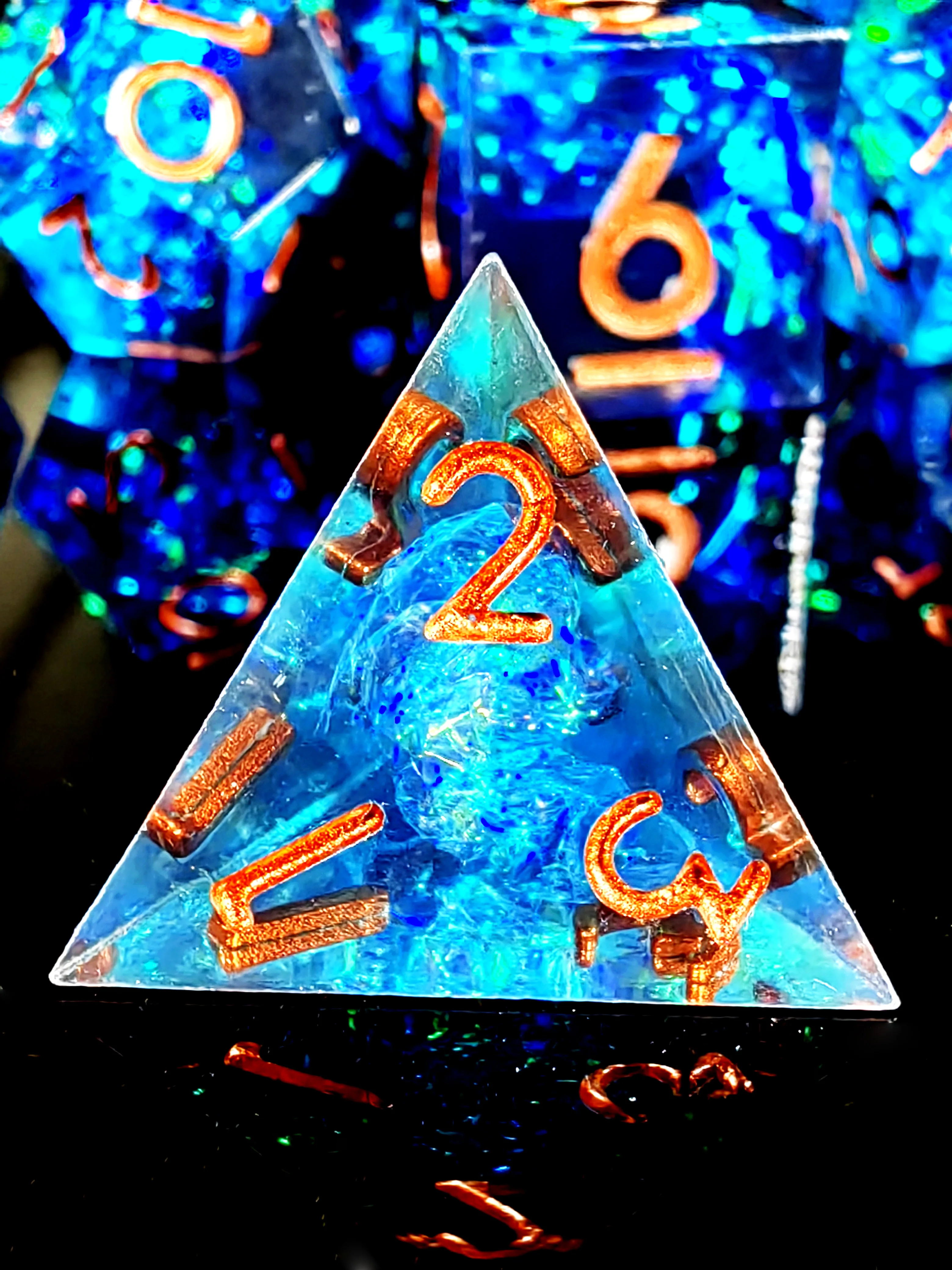 مجموعة نرد DnD - نرد راتينج ذو حافة حادة مكون من 7 قطع، أزرق مع أرقام نحاسية، مثالي لألعاب RPG والطاولة