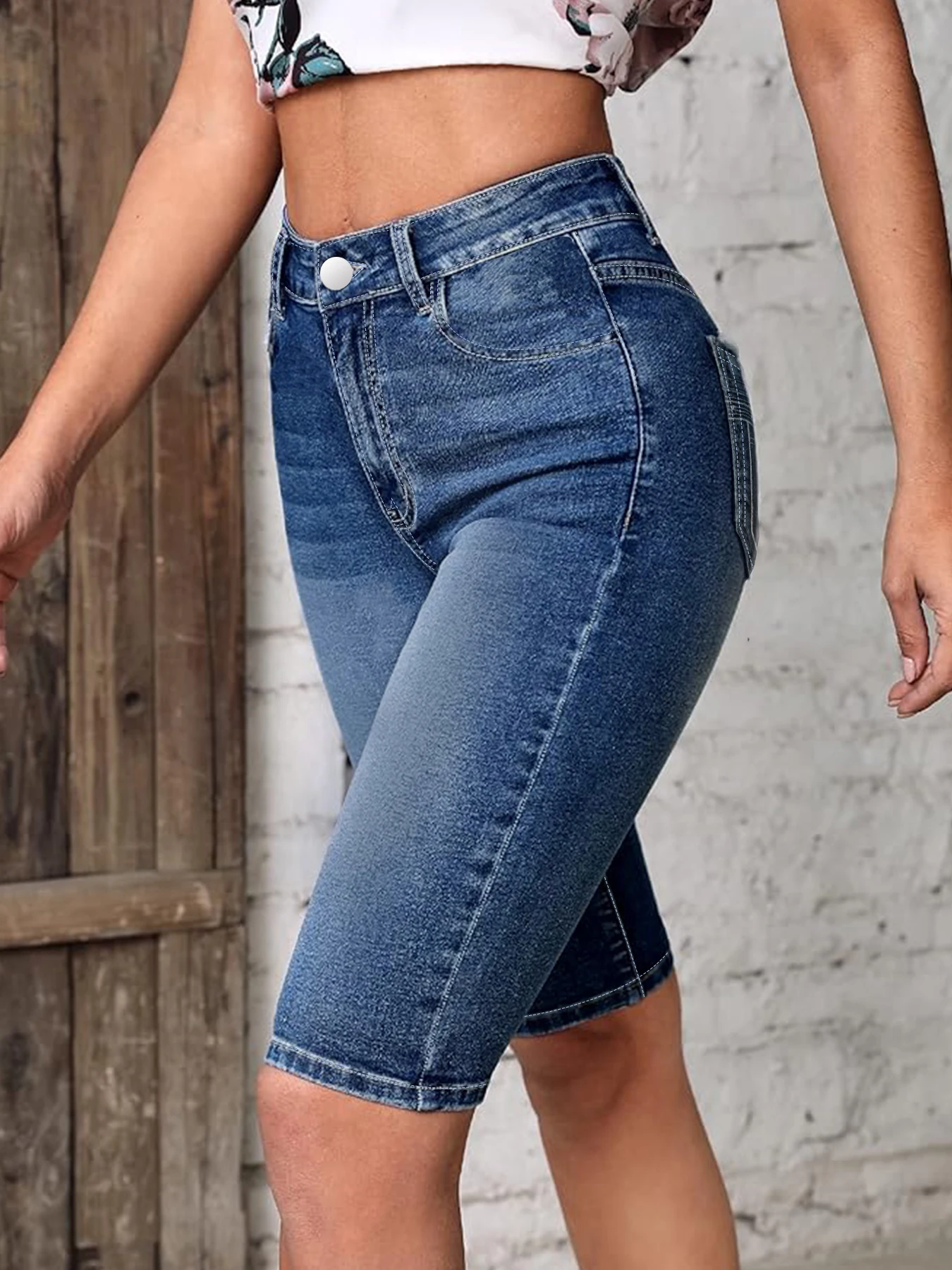 جينز دينم عالي الخصر مقاس كبير للنساء جيوب عصرية مع تطريز مغسول للتخسيس بطول خمسة أرباع جينز دينم