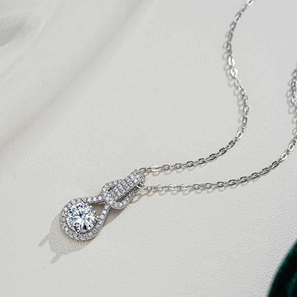 18K Gold Pendant, 1 Carat Moissanite Necklace Pendant, Women's Classic Ring Interlocking Platinum PT950 Diamond Collarbone Chain