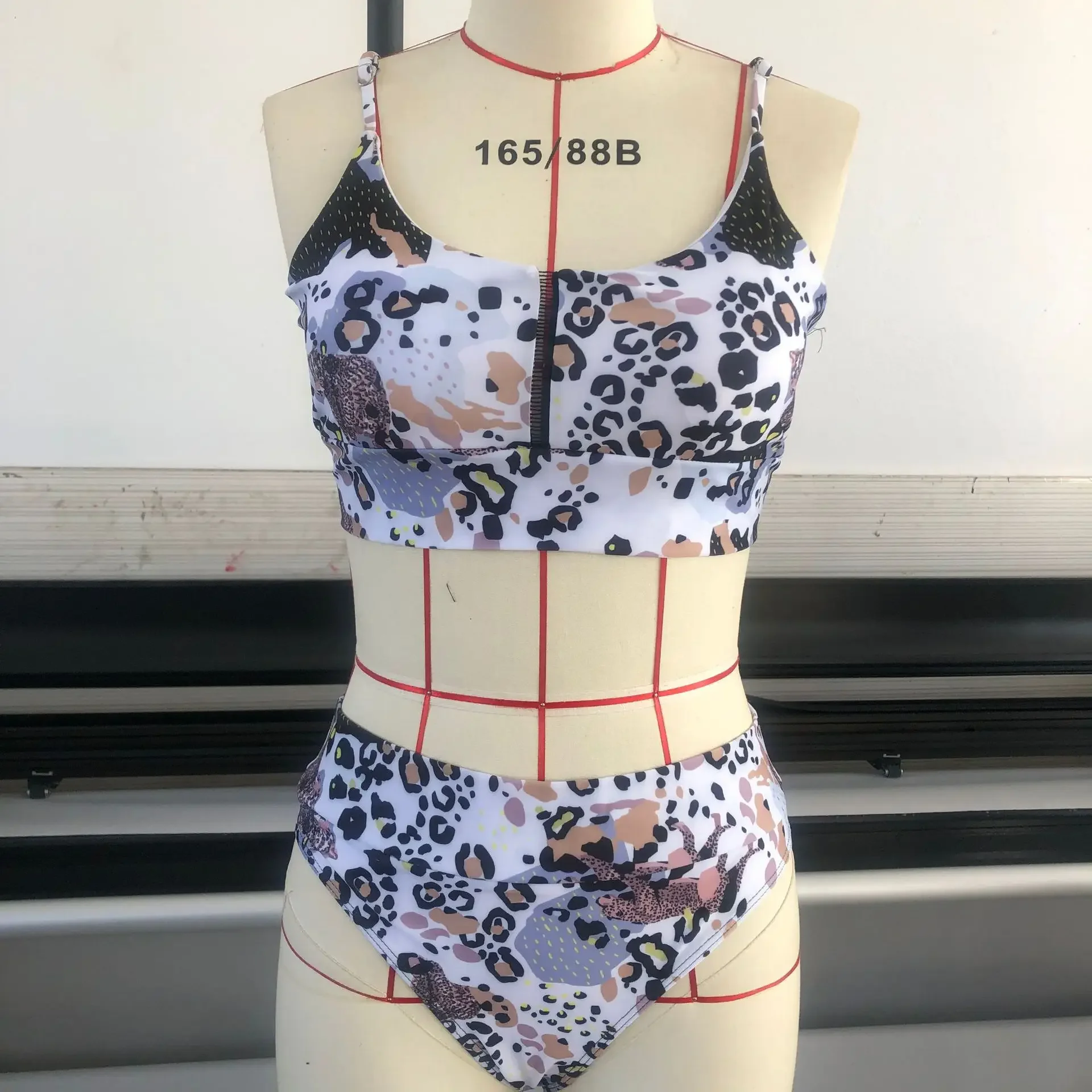 Sexy bedruckter zweiteiliger Damen-Badeanzug mit hoher Taille, Bikini-Badebekleidung, trendige Strandmode, weibliches Modell nur für Referenz