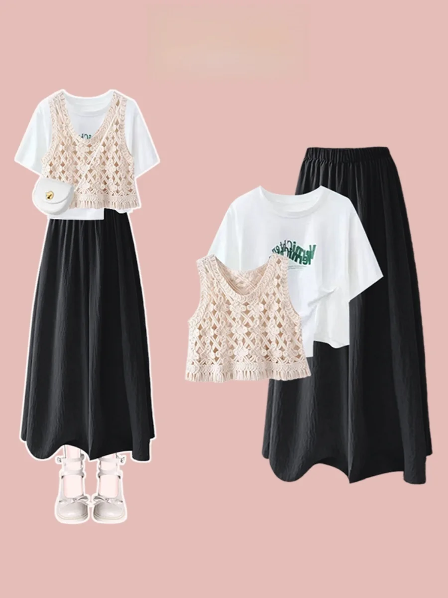 

Летний комплект из двух предметов: юбка из черной пряжи и белый топ с абрикосовым жилетом-футболкой. Женский модный ансамбль с круглым вырезом.