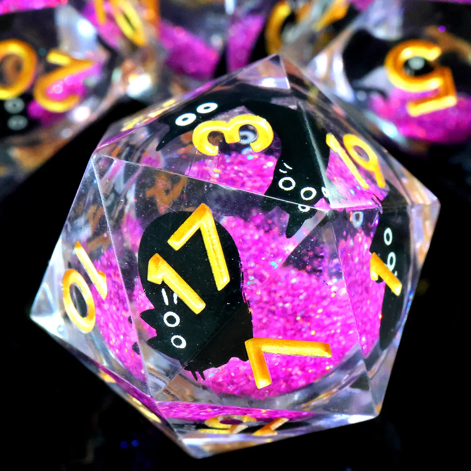 

Набор многогранных кубиков ручной работы DND - смоляные ролевые игральные кости с игривыми черными кошками в розово-фиолетовой жидкости для подземелей и драконов Game-LQ2