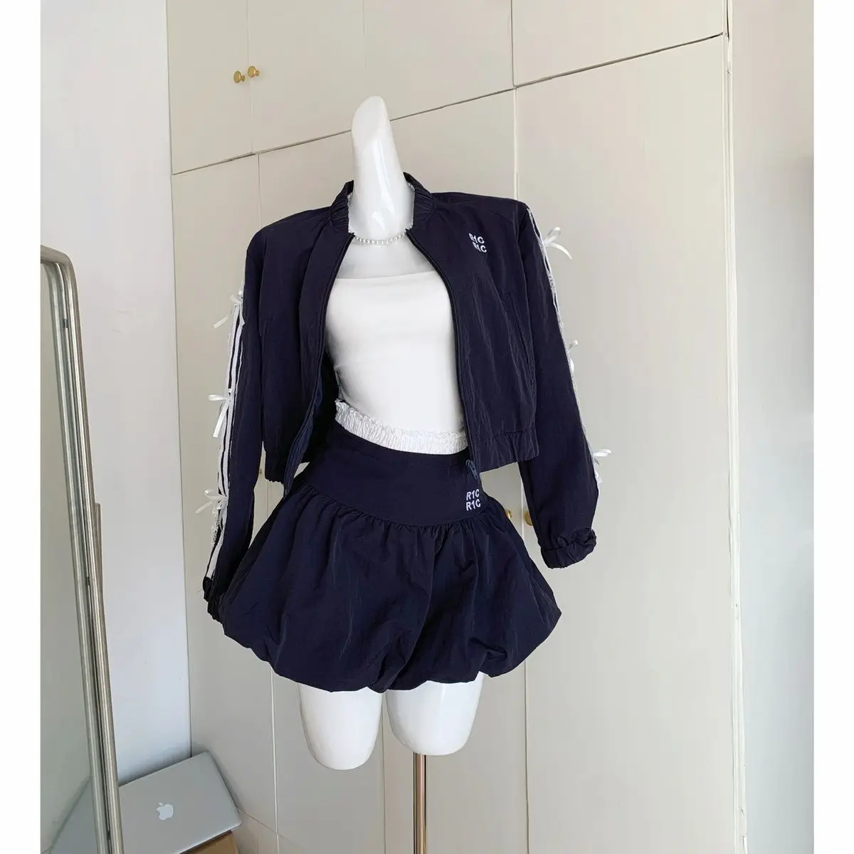 Neue High-End-Design-Spitze im Ballett-Sportstil, kurze tibetische Vertrags-Tennisjacke + kurzer Rock, 2-teilige Sets für Damen-Outfits