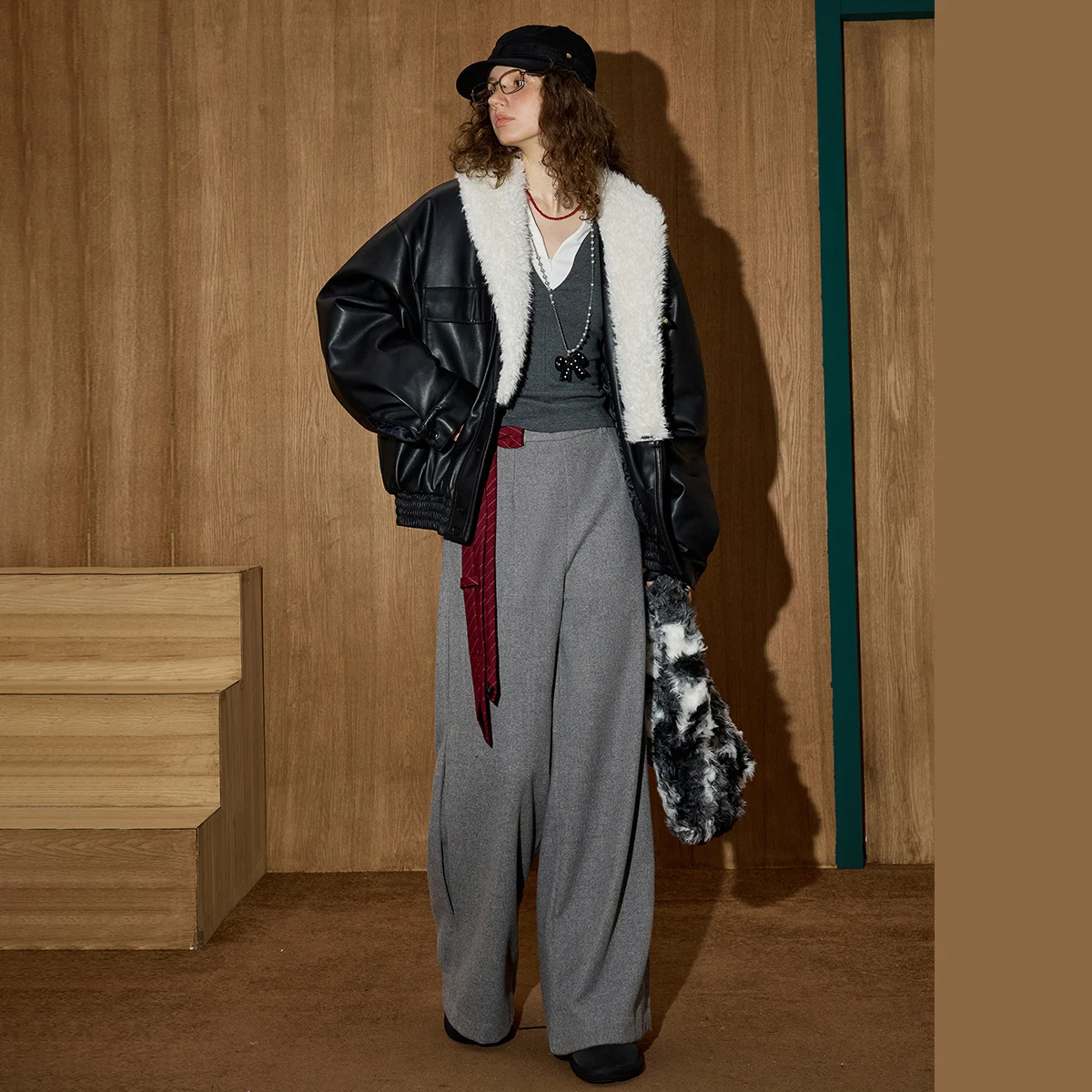 Damska kurtka zimowa w stylu vintage z pikowanej skóry, ocieplana grubym bawełnianym wypełnieniem, z dużym futrzanym kołnierzem, oversize, z klapami, odzież wierzchnia, 2025