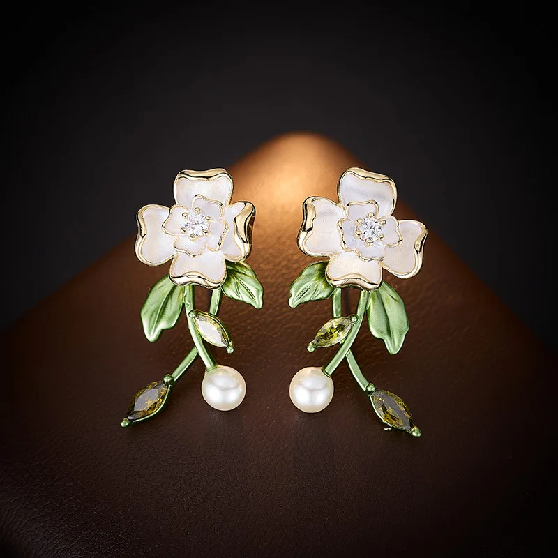 

The fashionable and light luxury oil-dripping rose leaf flower earrings feature an extremely ethereal, sweet and niche design