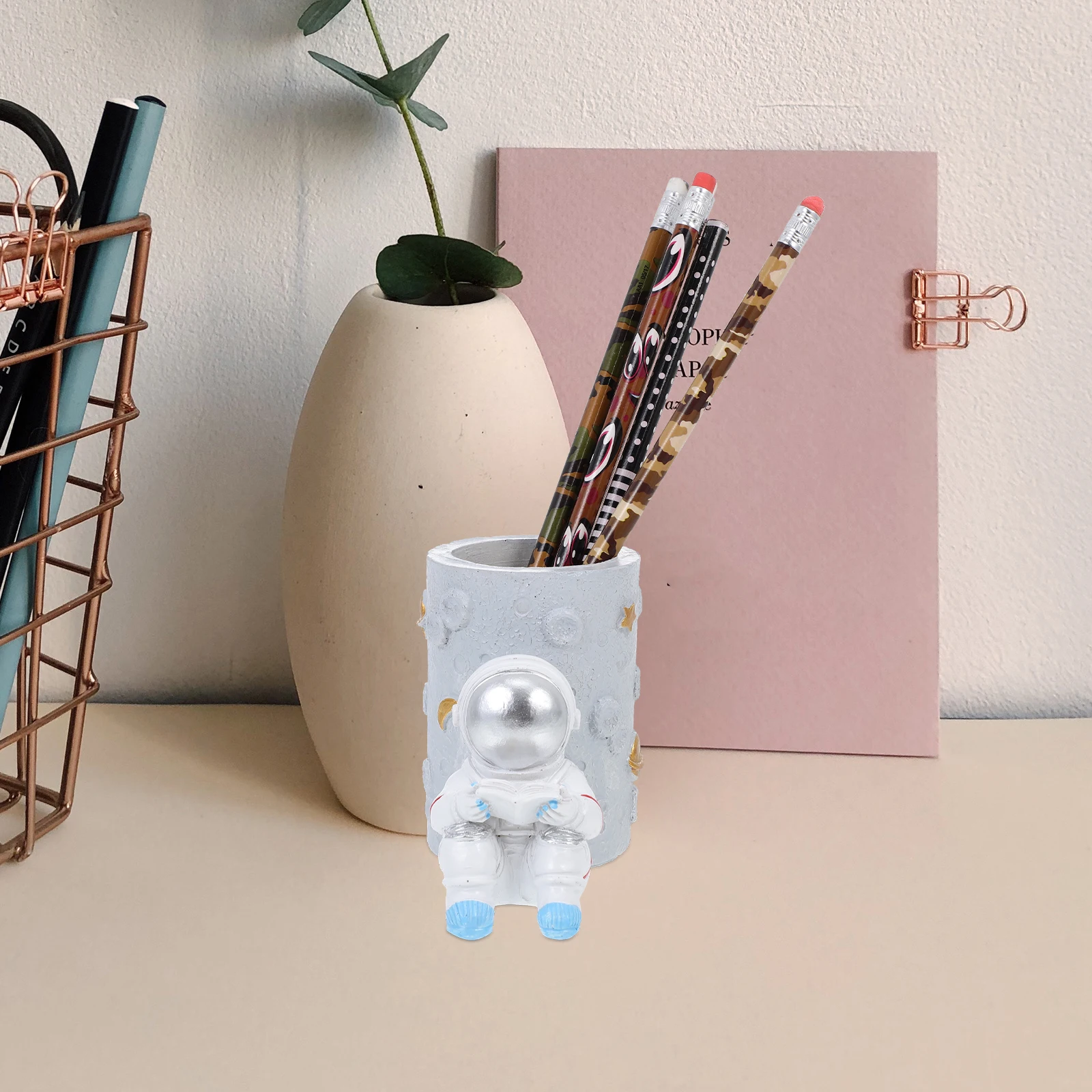 

Resin Astronaut Pen Holder Creative Desktop Stationery Pot Spaceman Craft Office Organizer Decorative Decor Astronaut Decor