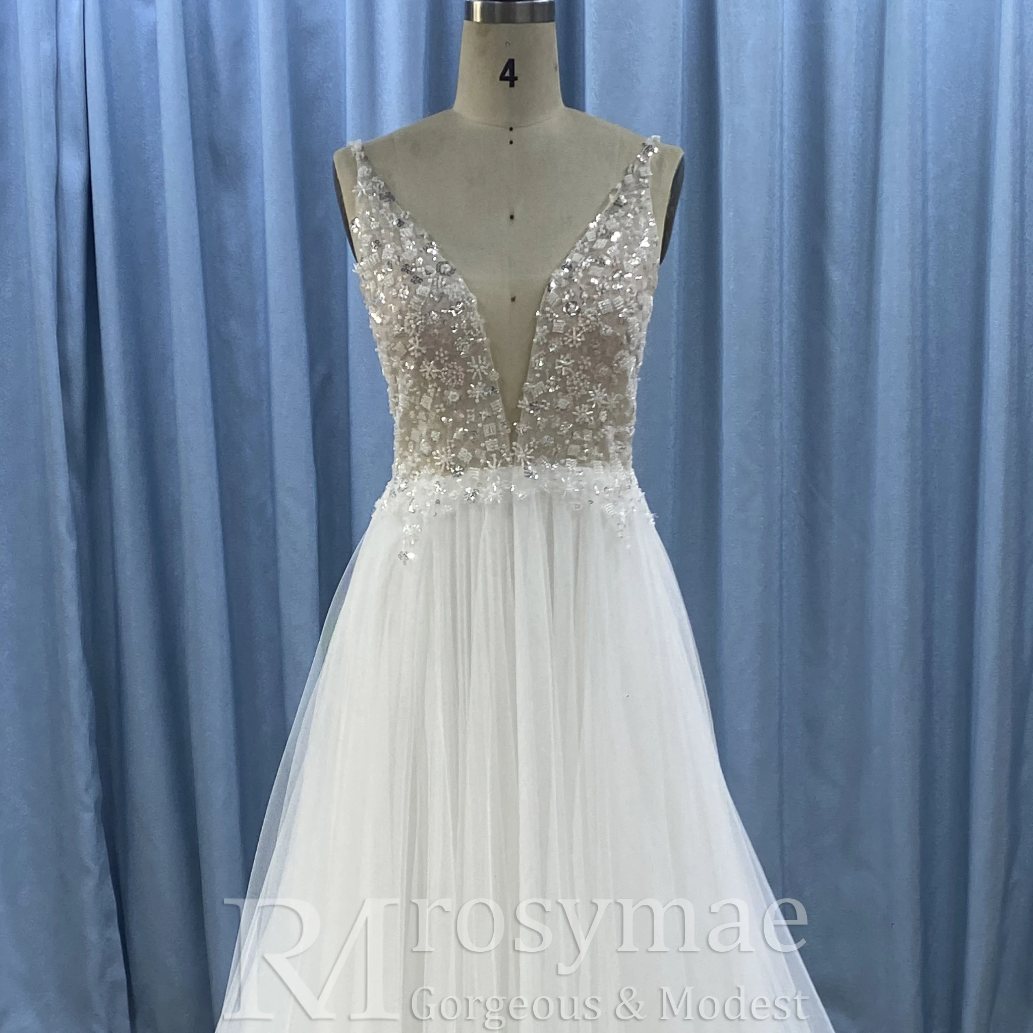 ชุดแต่งงานทรงเอไลน์ประดับคริสตัล Rosymae แบบเว้าลึก แขนกุด ดีไซน์เซ็กซี่หรูหราสำหรับเจ้าสาว