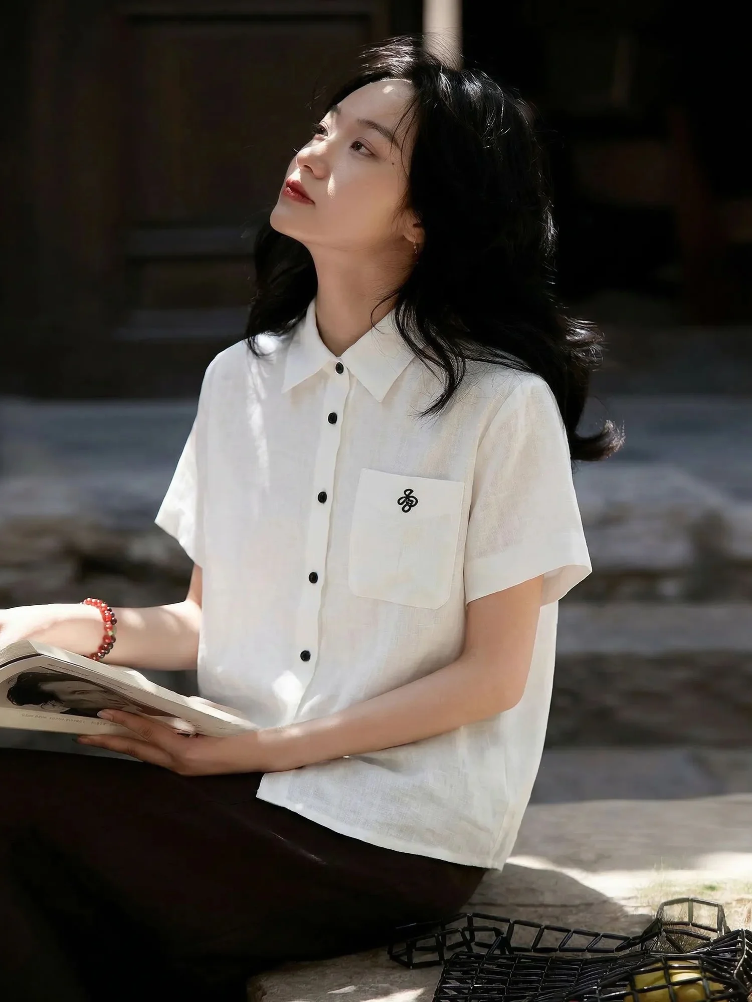 

Льняная белая рубашка Chivirin для женщин: свободный крой, короткий рукав, стройнящий силуэт, повседневный стиль, модная летняя коллекция 2026, с воротником