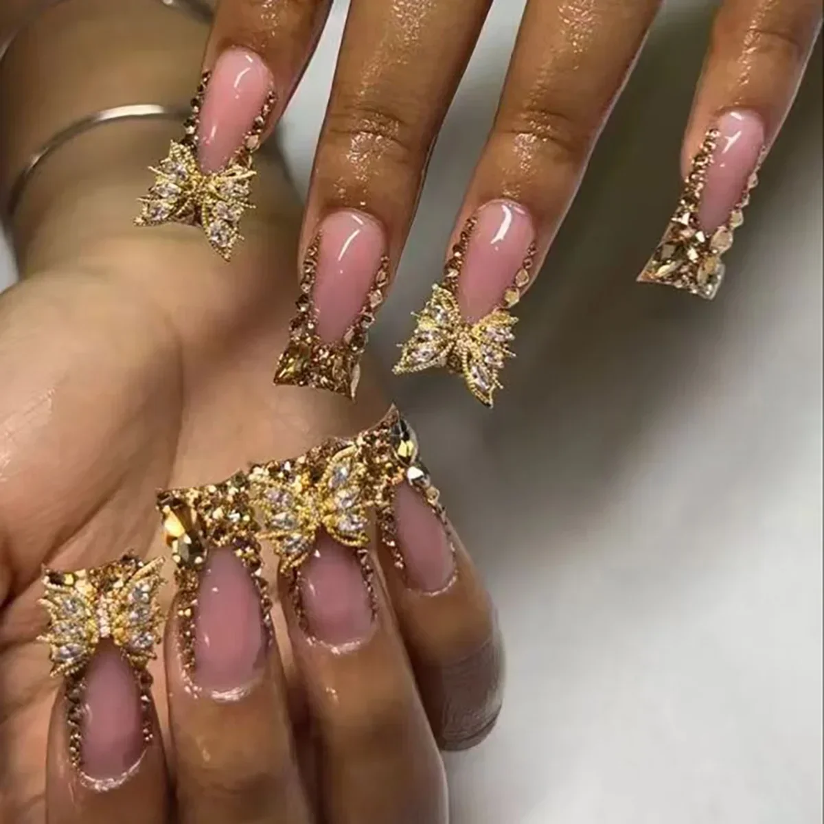 Unhas falsas retangulares vestíveis, 24 peças, bico de pato francês, com borboleta 3d e glitter dourado, conjunto de arte de unhas para mulheres