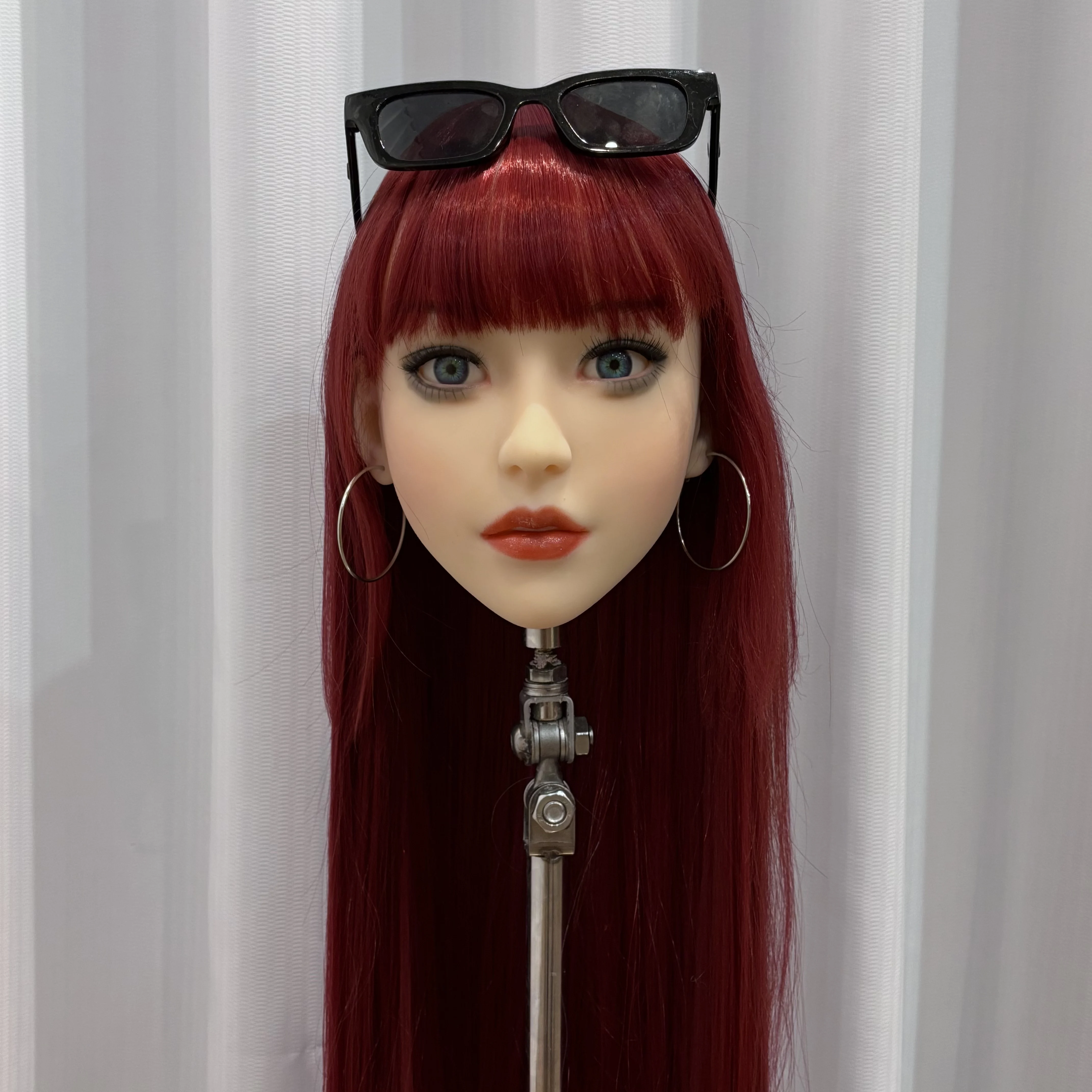 نسخة طبق الأصل 1:1 من نموذج رأس أنثى، رائع للغاية. مصنوعة من مادة TPE، بملمس ناعم. مصممة خصيصًا لمصففي الشعر