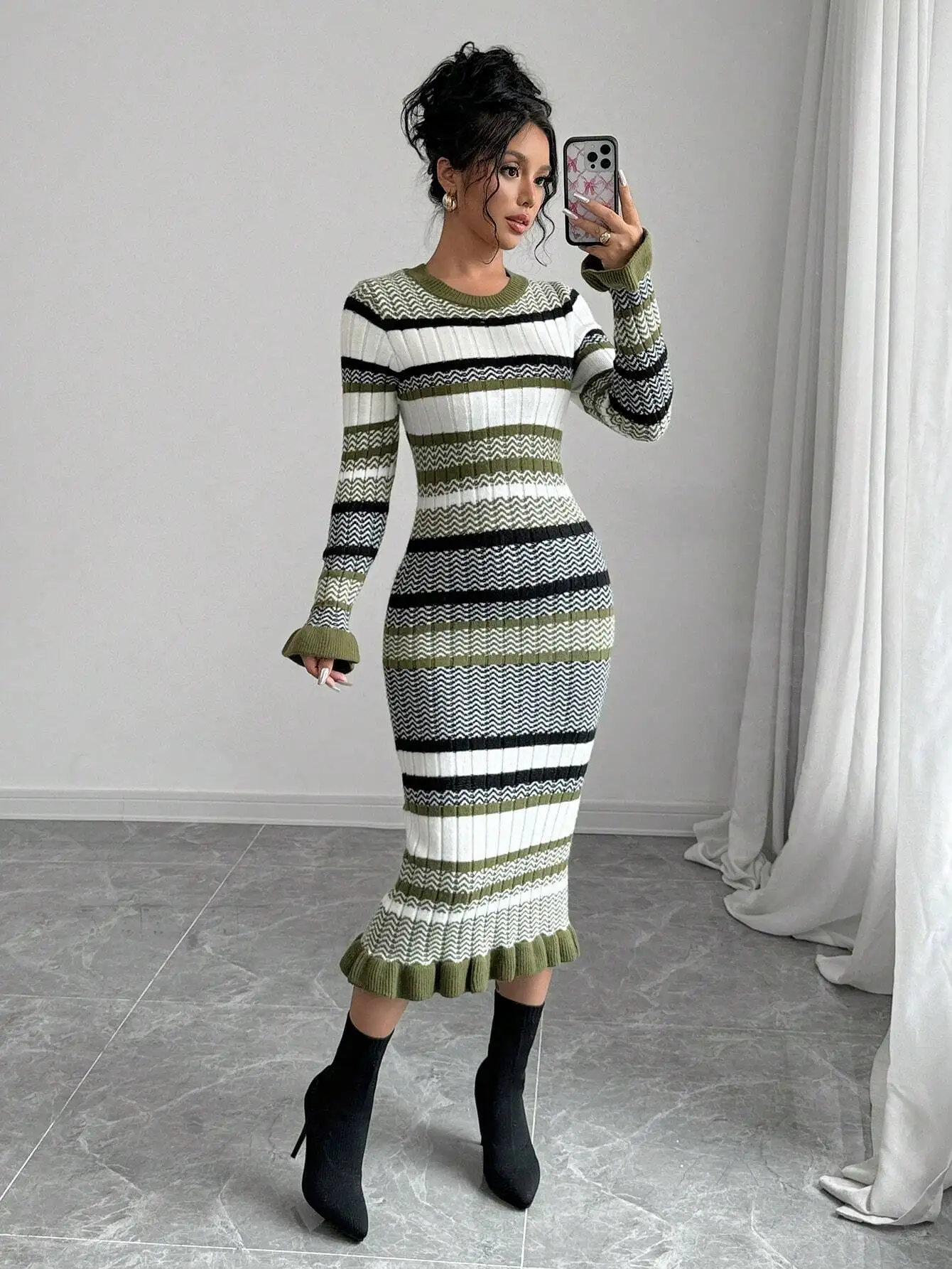 

Женское трикотажное платье миди в полоску с рюшами по низу и длинными рукавами