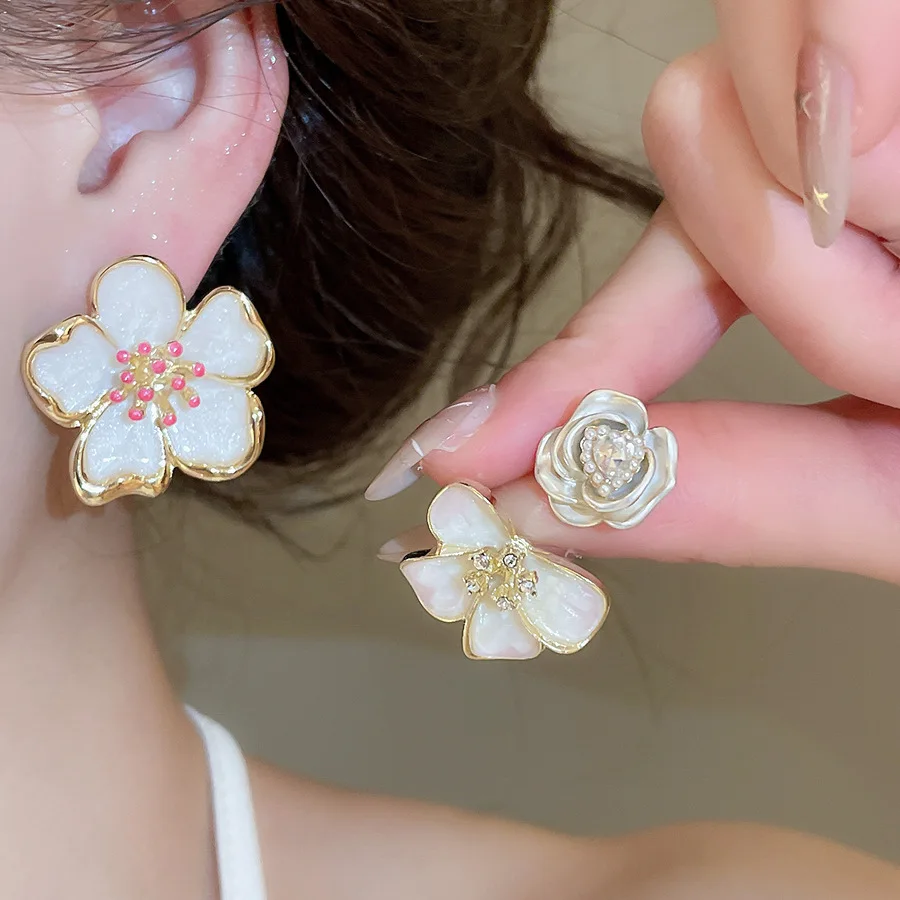 

Trendy Dripping Oil Flower Stud Earrings for Women French Elegant Floral Inlaid Rhinestones Ear Studs Delicate Ear Accessories