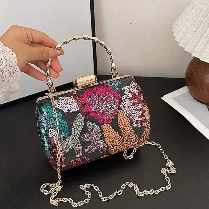 

Fashionable Ladies Messenger Bag Made Of Premium Leather Boasting Paris Style And Casual Vintage Tidy Look​