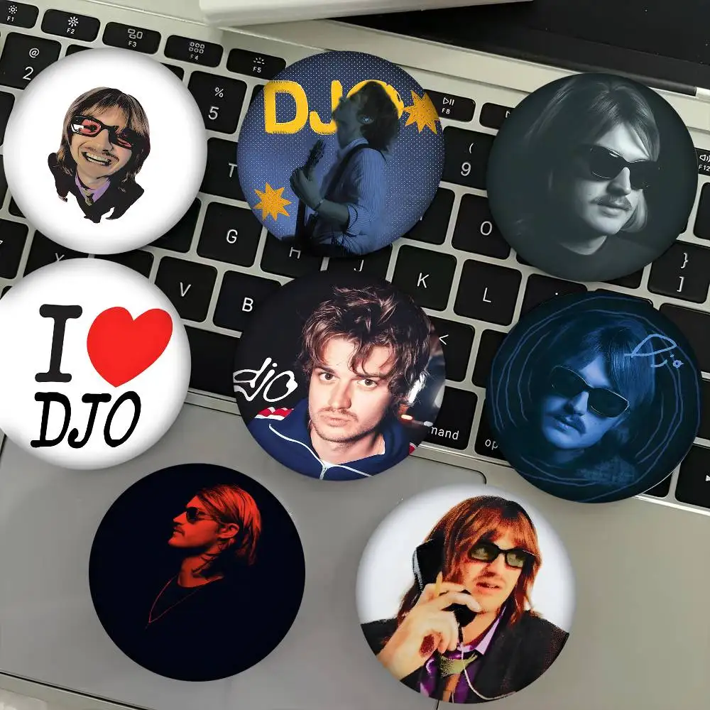 1 Stück modische Singer D-Djo-Broschen im Cartoon-Stil für Rucksackdekoration, runde Emaille-Pins für Accessoires