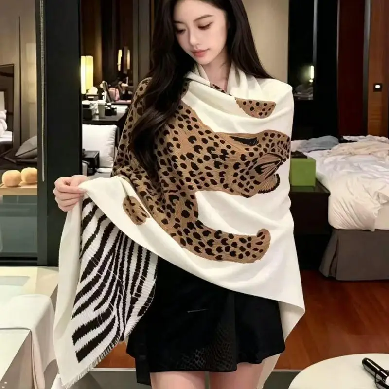 Flauschiger, warmer Schal für Damen, modisches Design mit Tiger- und Leopardenmuster, farbecht, ideal als Alltagsaccessoire oder als Geschenk zum Valentinstag für Mädchen. – Detail 14