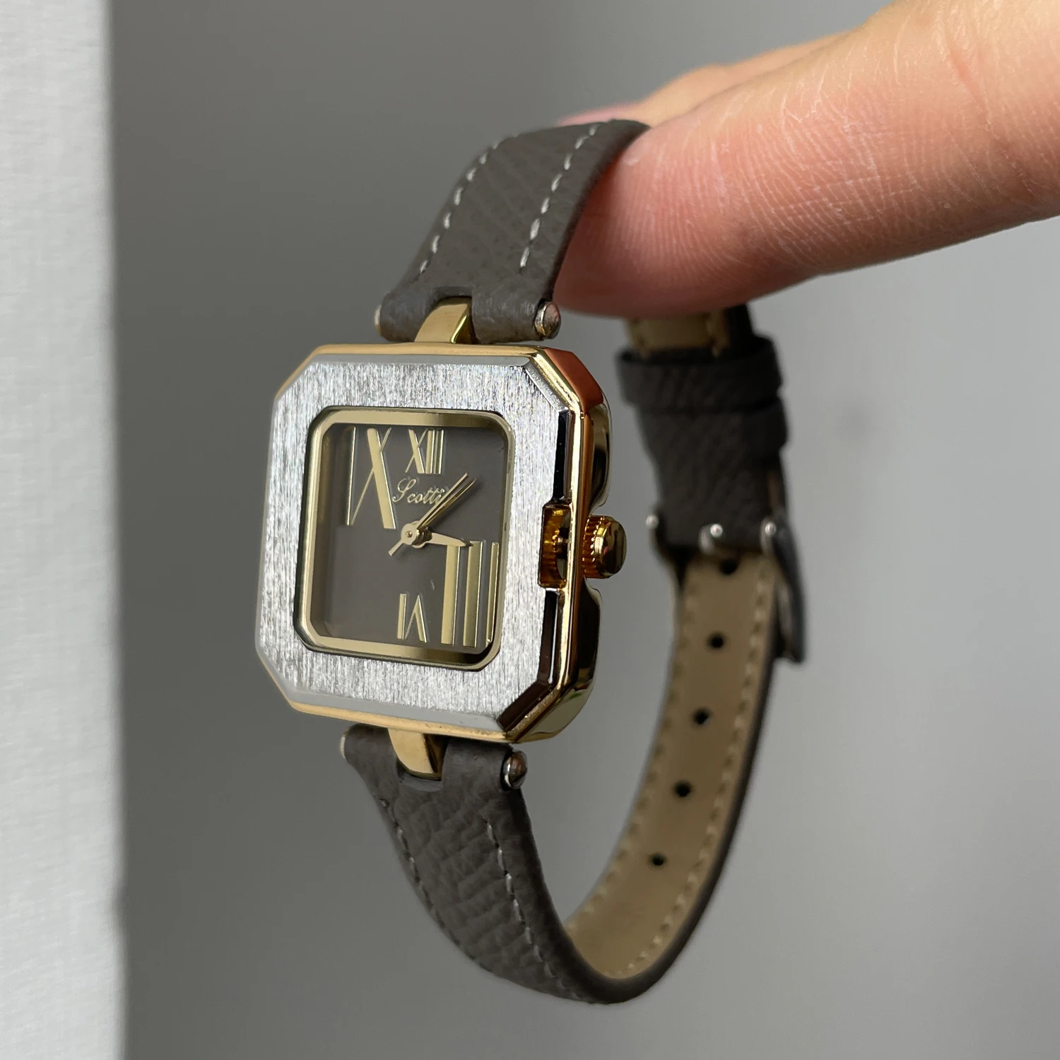 ساعة ريترو: ساعة يد كلاسيكية عالية الجودة بسوار عتيق مع تصميم جلدي ساعة يد كوارتز ممتازة هدية مثالية للنساء