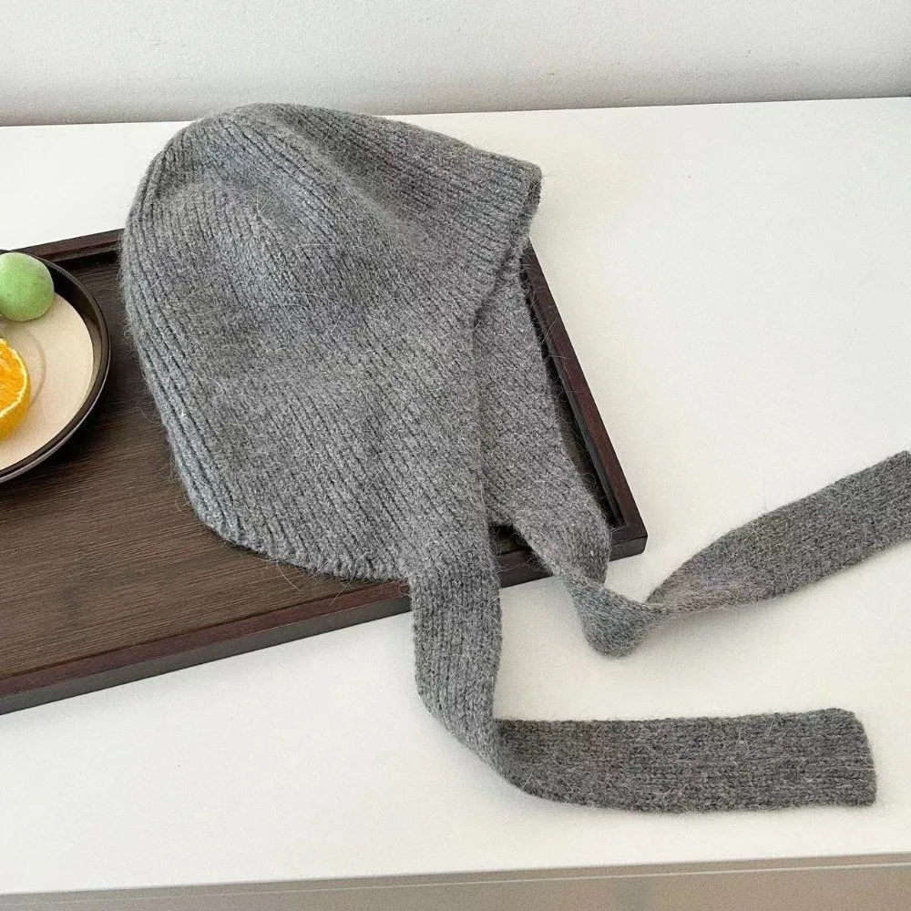 Minimalistische Strickmütze mit Ohrenklappen, winddicht, einfarbig, mit Bindeband, verdicktes Band, koreanischer Stil, trendige Damenmütze. – Detail 4