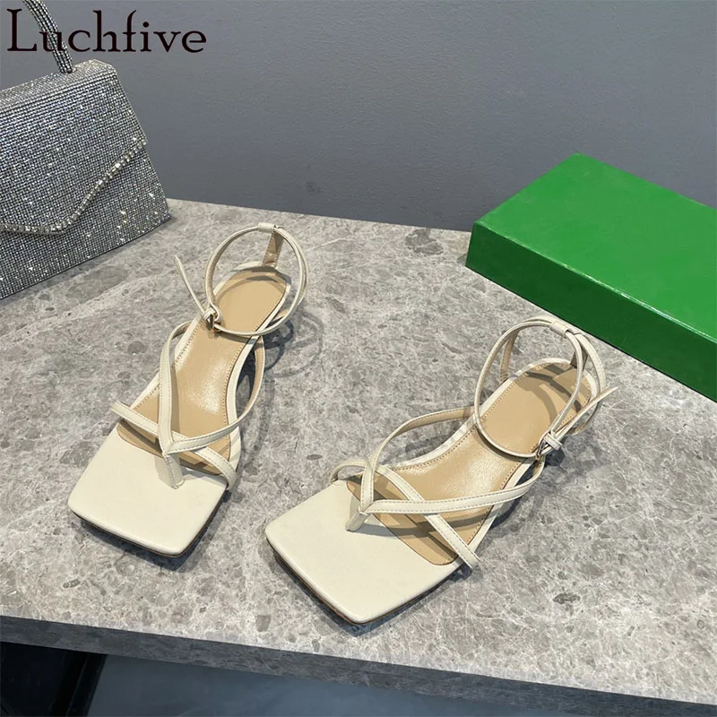 

2023 Summer New Kitten Heels Flip Flops Sandals Woman Square Toe Narrowband Designer Brand Sandals Luxury Sexy Party Shoes