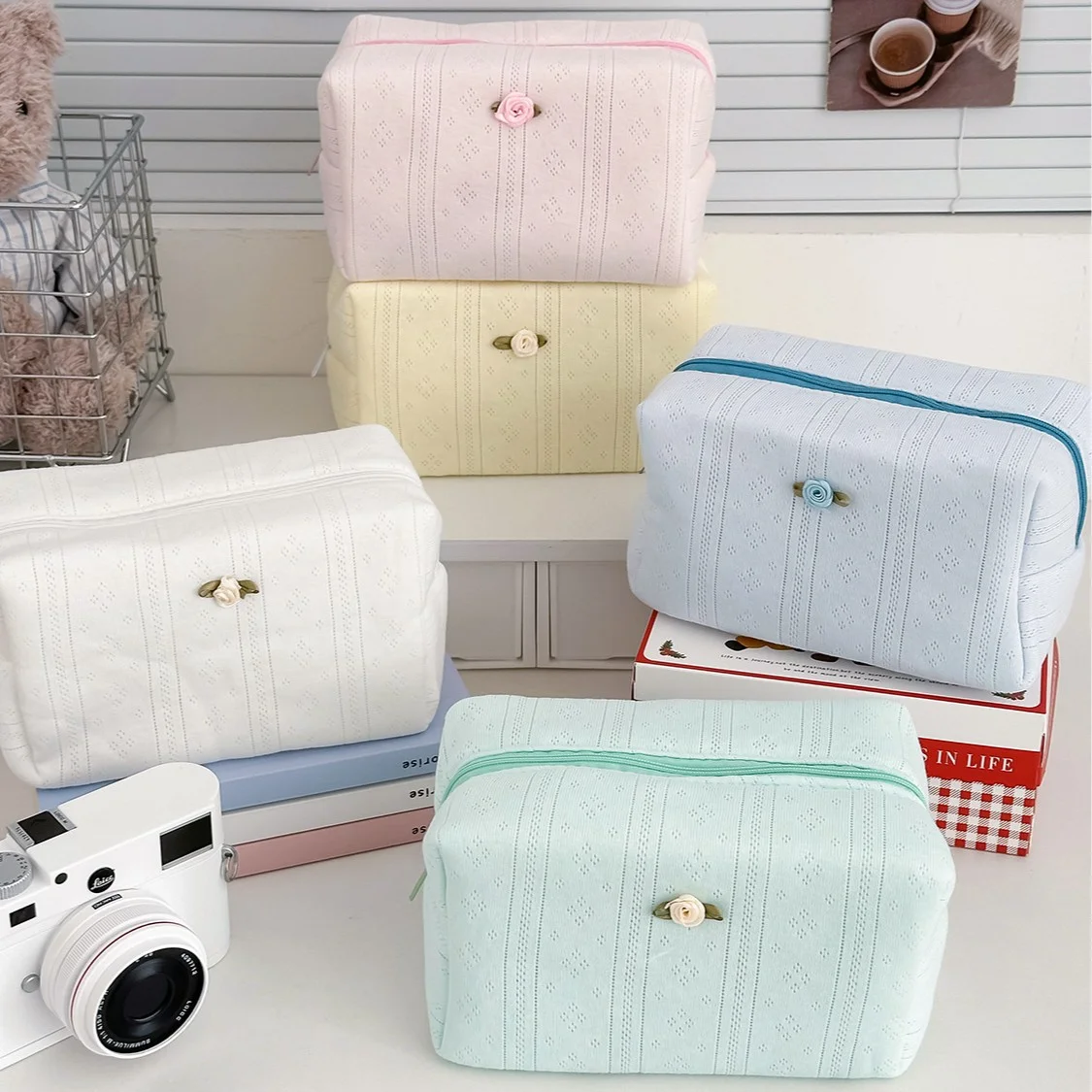 Fresh and Sweet Girly Ins-Style Large-Capacity Portable Makeup Storage Bag, Small Rose Knitted Cotton Octagonal Bag