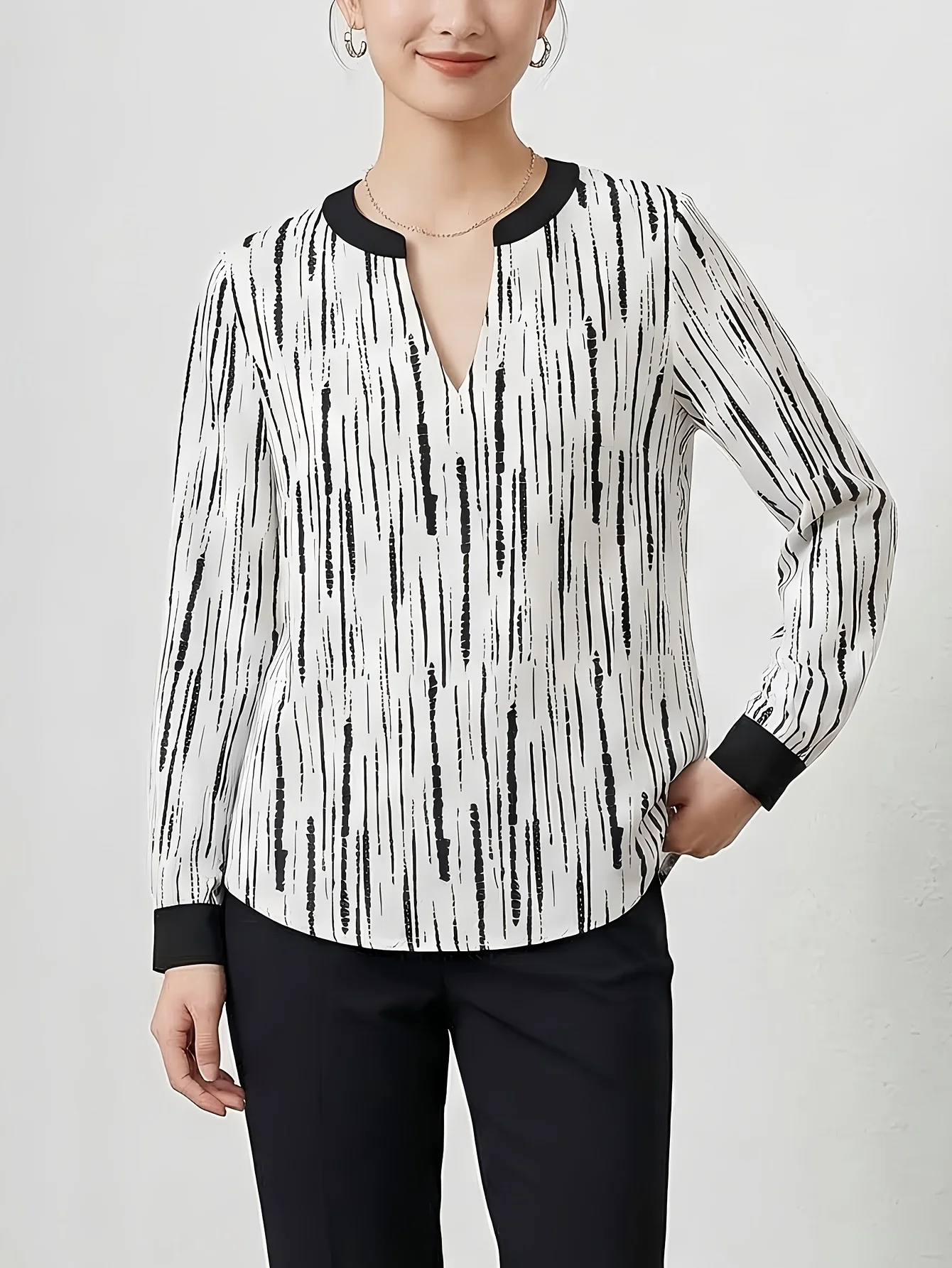 

European and American creative style women's casual V-neck top, breathable polyester, suitable for all seasons, daily comfort, s