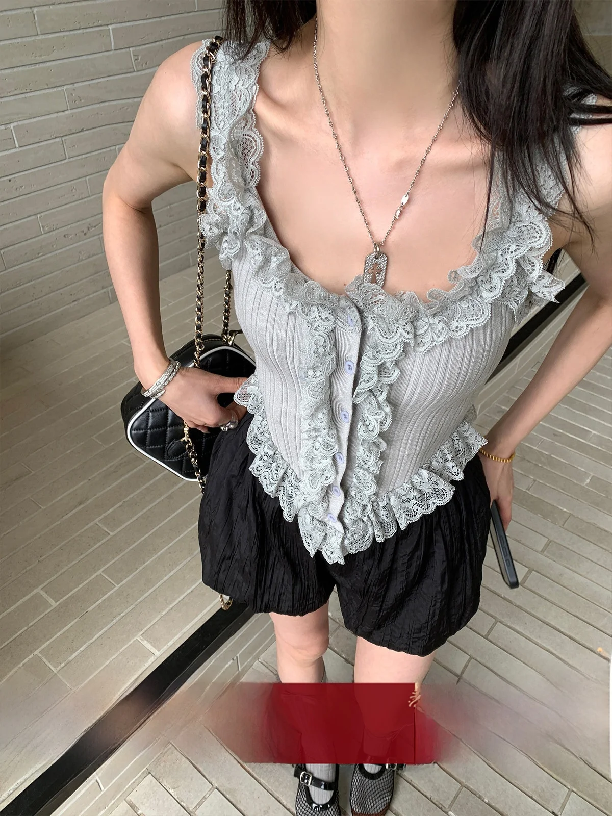 

Женский летний топ Ouyang с кружевной отделкой, корейский дизайн, укороченный, сексуальный, облегающий, с V-образным вырезом, дышащий, ультракороткий