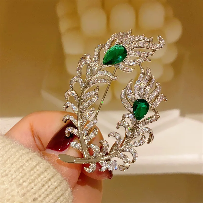 CC Vintage Brooch Love Olive Branch Shape Imitation Emerald Coat Pins High-end Cardigan Shawl Buckle Luxury Jewelry Gifts B47