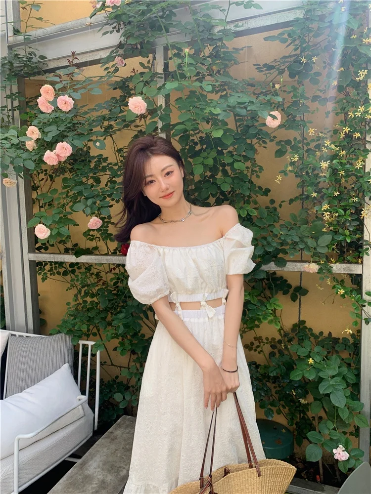 

Белое летнее платье-футляр с поясом, высокой талией, пышной юбкой, на одно плечо, из хлопка, А-силуэт