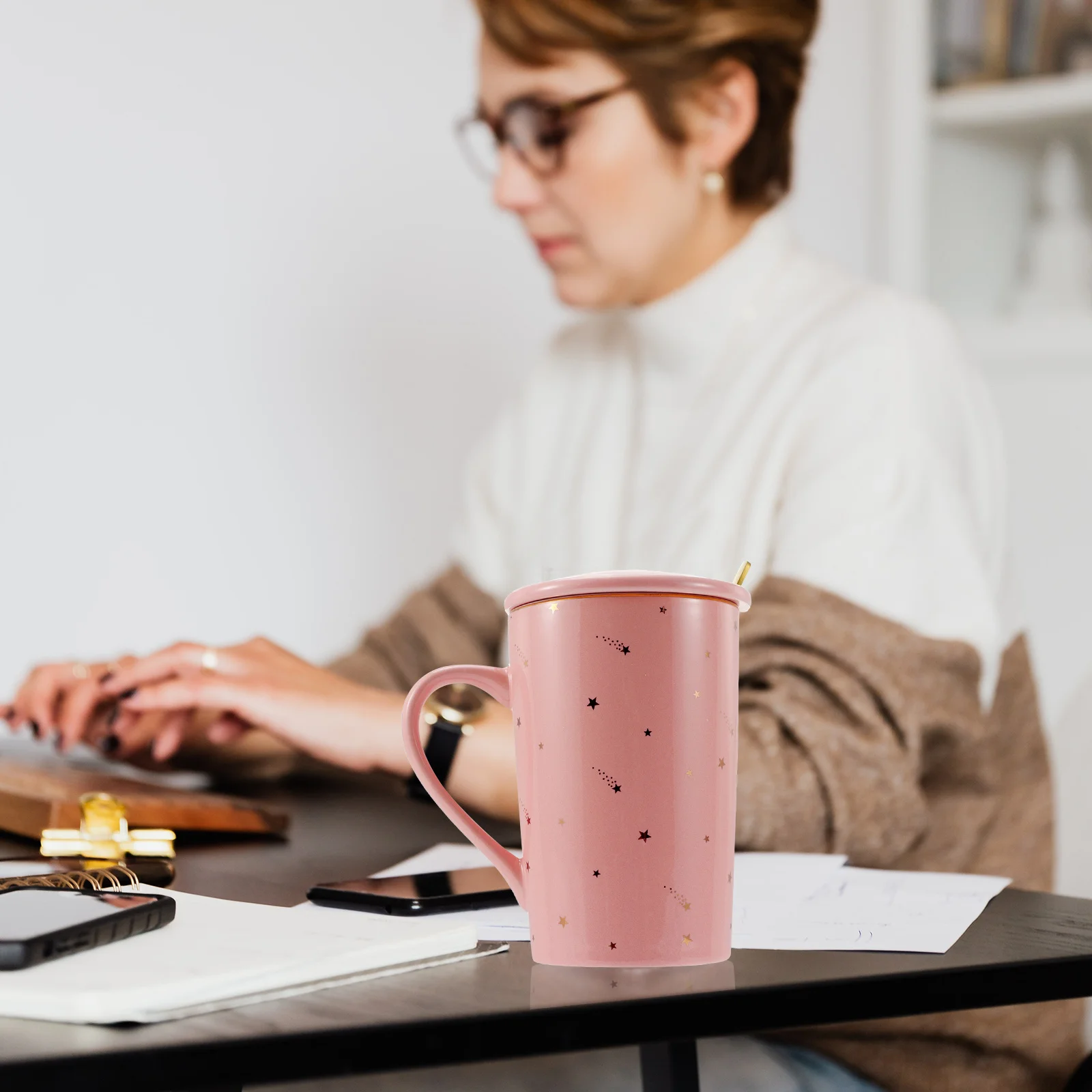 

1Set Coffee Mug Set Ceramic Cup with Lid and Spoon Ergonomic Handle Portable for Daily Use Stylish Milk Water Coffee Cup Set