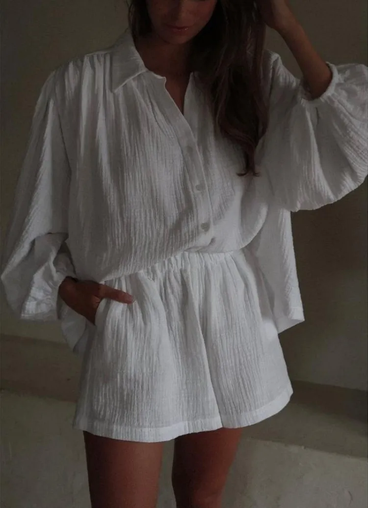 

Повседневные шорты, комплекты из 2 предметов, женские свободные однотонные топы с лацканами и пуговицами, короткие брюки, плиссированный костюм, 2026, летние каникулы, пляжные наряды из 2 предметов