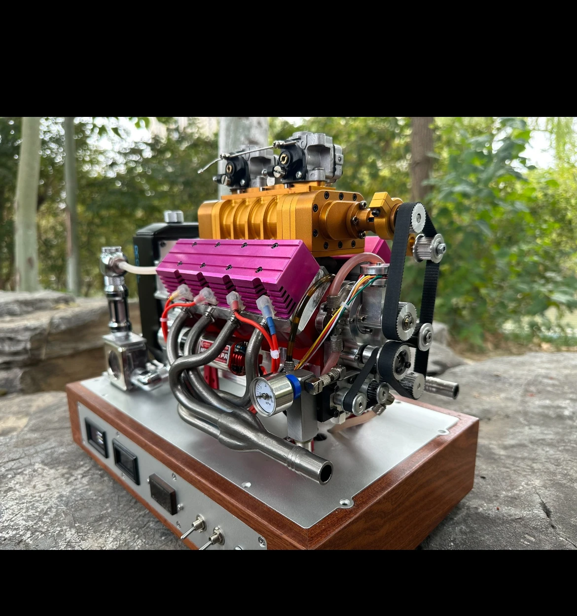 Mainan Model Fisik Mesin Karburator Kembar Bensin V8 Dimodifikasi dengan Sistem Pengapian CDI