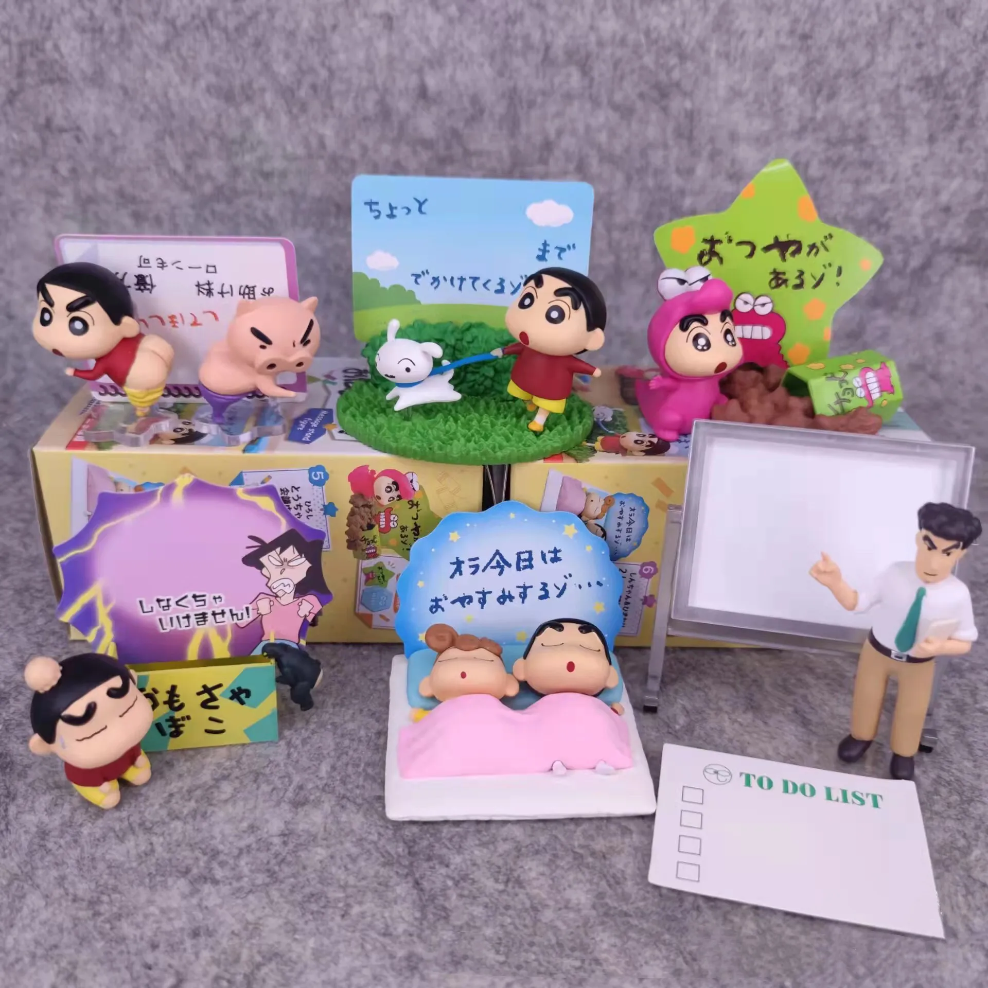 

Коллекционная фигурка-зажим для заметок «Крейон Шин-чан» (Gashapon) — милый персонаж семьи Нохара, мини-декор для стола, игрушка-сюрприз в слепой коробке, подарок для детей