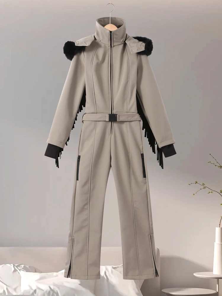 Damen 2025, trendige Ski-Overalls mit Kapuze und Quasten, wasserdicht, warm, Wintersport-Oberbekleidung, modische, elegante Damen-Schneeausrüstung – Detail 3