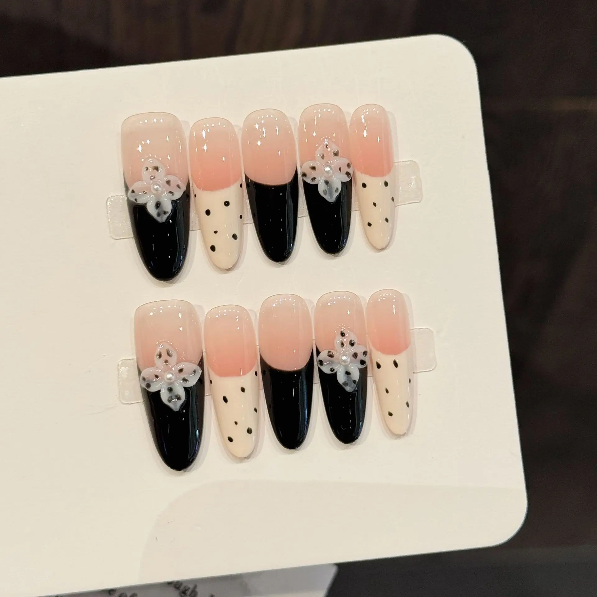 10PCS Long Oval Handmade Press On Nails,Contrasting Color Sweet Style,Suitable For Festivals Parties And Daily Wear.