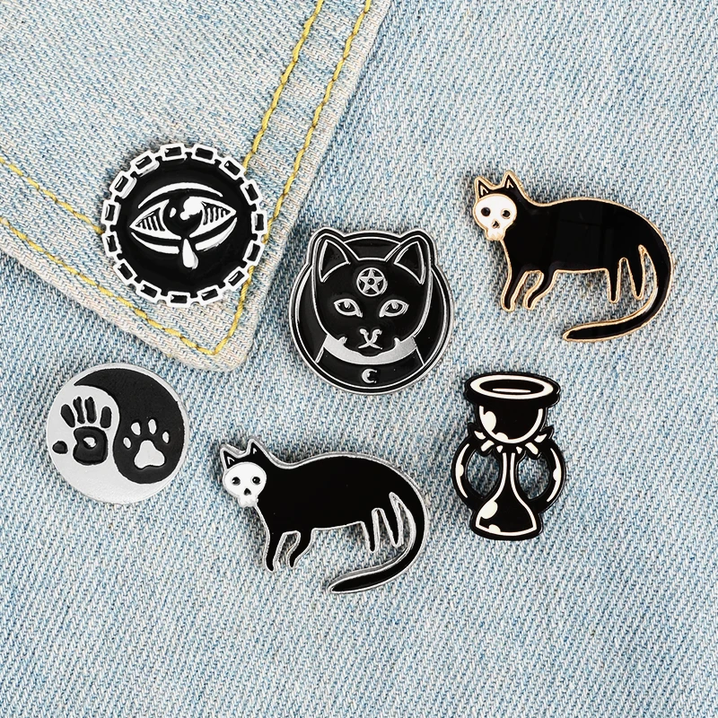 Insignias de ojo de lágrima personalizadas, Pines de solapa de ropa, alfileres de brujería negra Punk, broche de esmalte de bruja y gato, reloj de arena, pata de gato