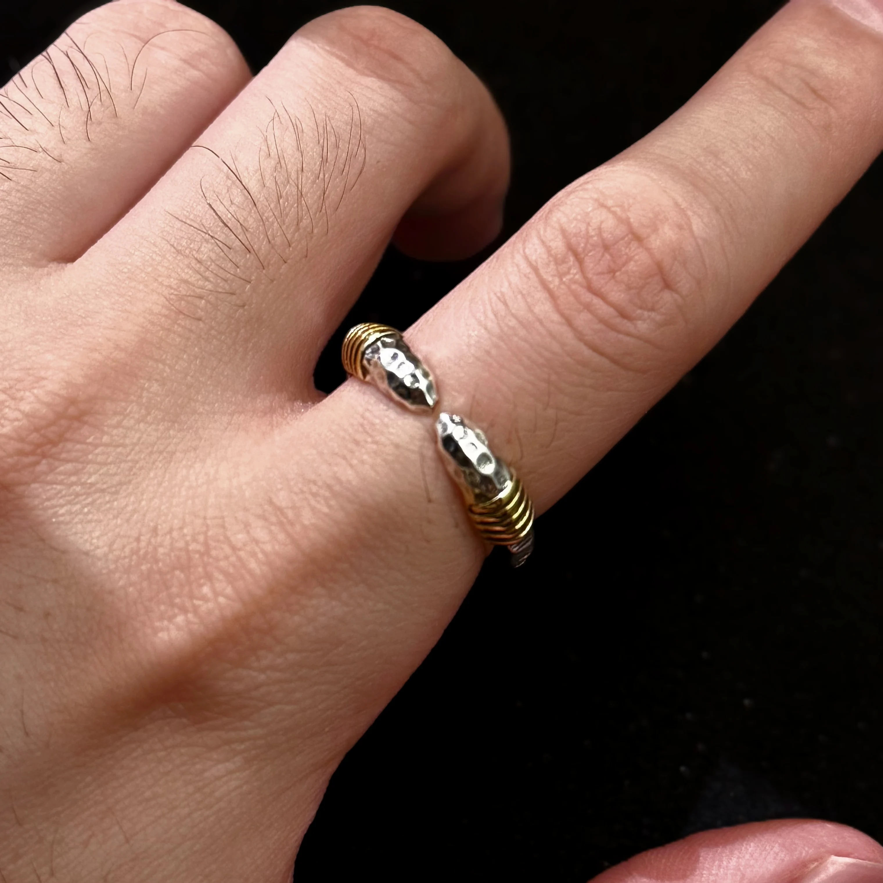 Retro-Tang-Gras-Muster Speerspitzen-Verstellbarer Offener Ring für Männer, Versilbertes Messing, Punk-Gothic Edgy Schmuck-Accessoire, Geschenk – Detail 5