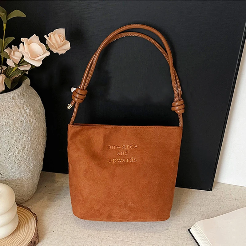 Damen-Handtasche aus Wildleder mit großer Kapazität und Buchstabenmuster, magnetische Schnalle, Samt, PU-Unterarmtasche im Retro-koreanischen Stil – Detail 19