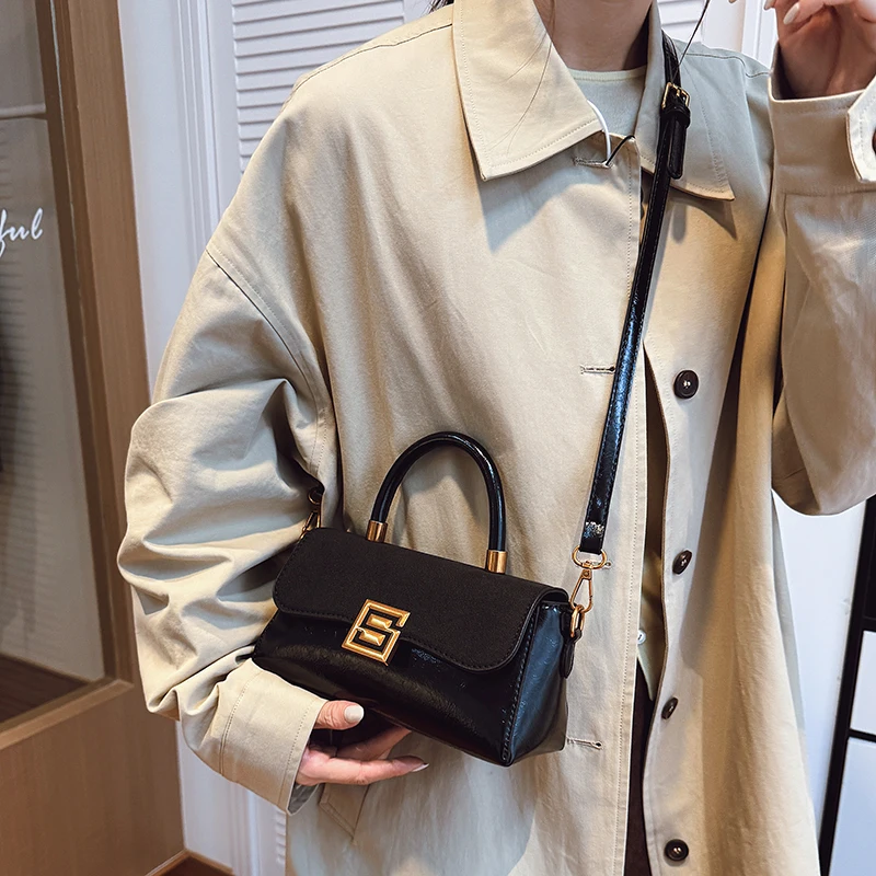 

Элегантная минималистичная классическая женская сумка через плечо с модным буквенным логотипом, модный стиль и практичная пригородная сумка