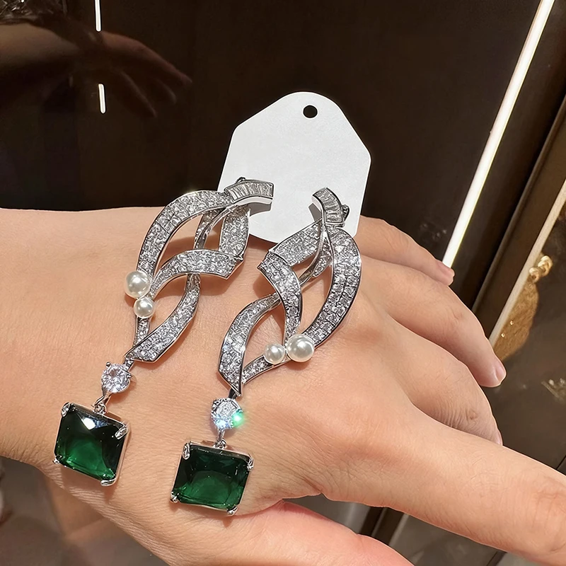 Huitan Moderne Modische Damen-Ohrringe mit Quadratischem Grünem CZ und Imitationsperle Luxuriöse Silberfarbene Hochzeits-Trend-Schmuckstücke