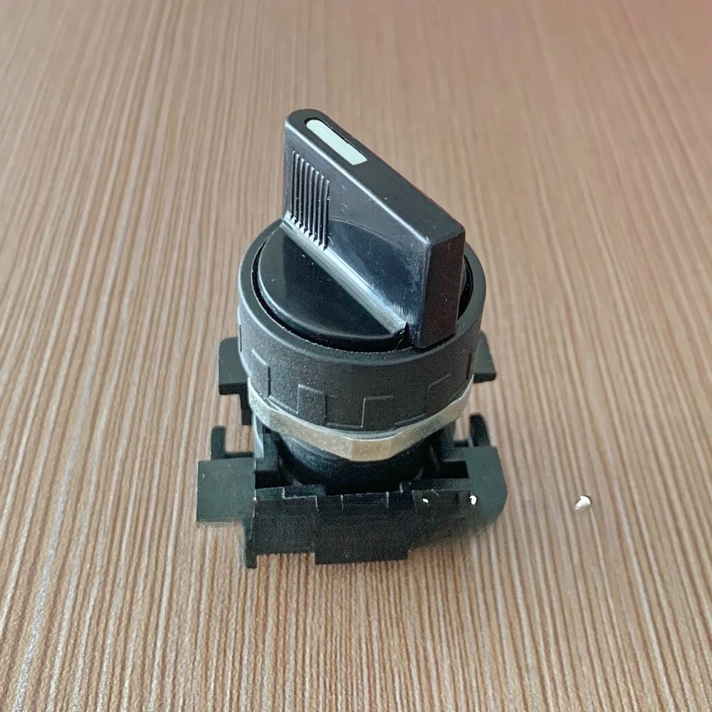 Self-locking self-retaining two-position knob for Italian aircomps 1003A00032