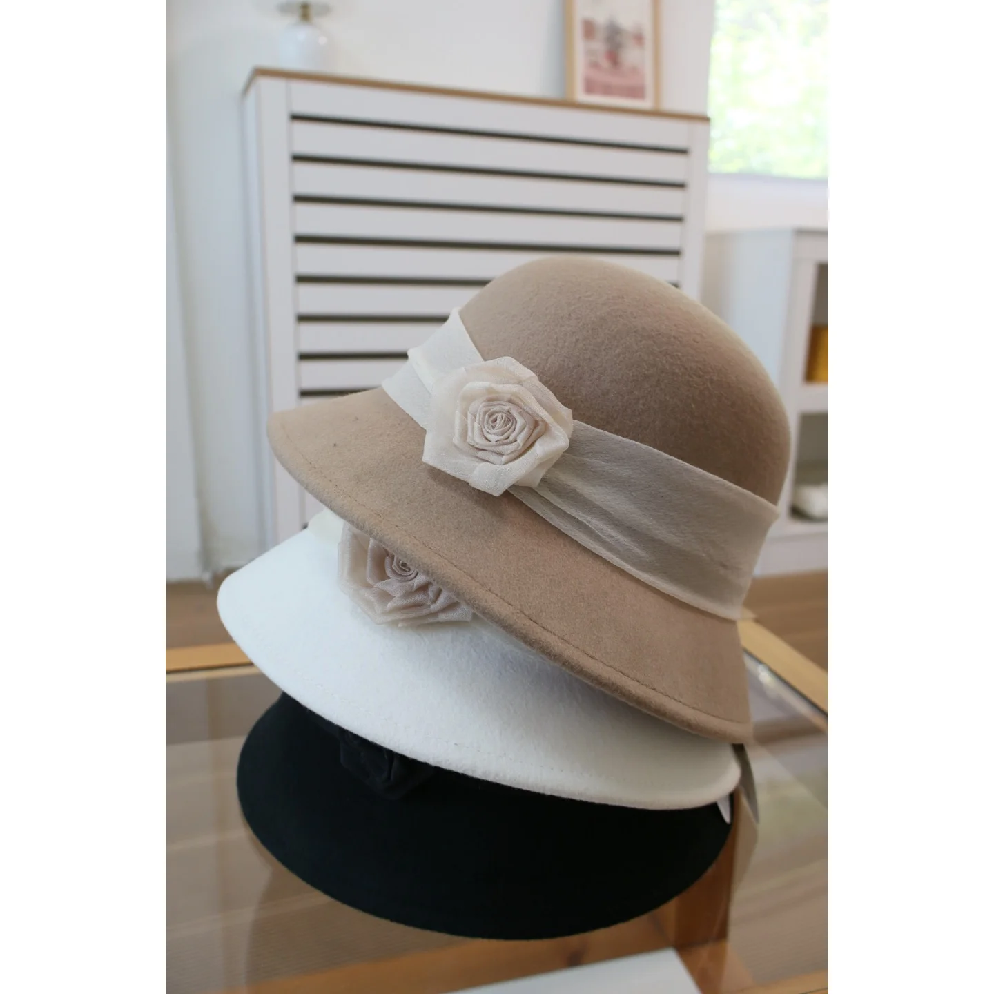 elegant-wool-blend-fisherman-hat-for-women-with-flower-detail-warm-autumn-winter-fashion-accessory-wide-brim-round-top-style