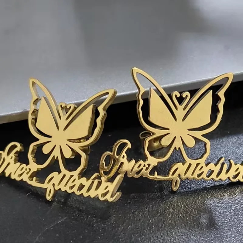 

Парные серьги-гвоздики с именами и бабочками из нержавеющей стали, персонализированные элегантные аксессуары, подарок на день рождения, выпускной, Рождество